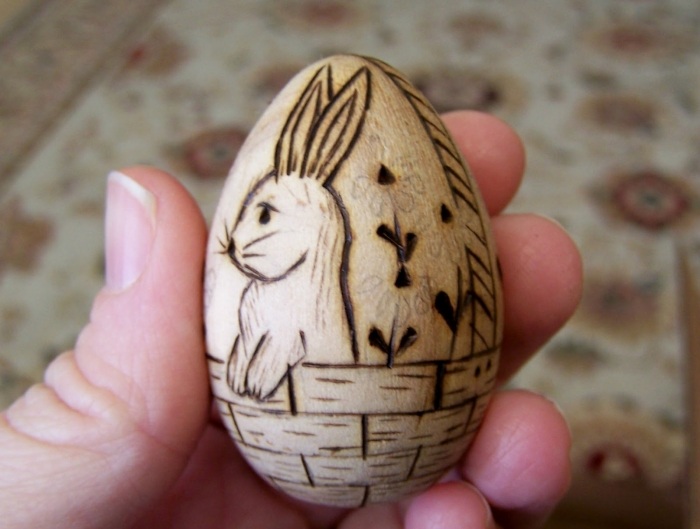 Hantverk-idéer-för-påsk-gravyr-trä-påsk-ägg-dekoration-med-penna