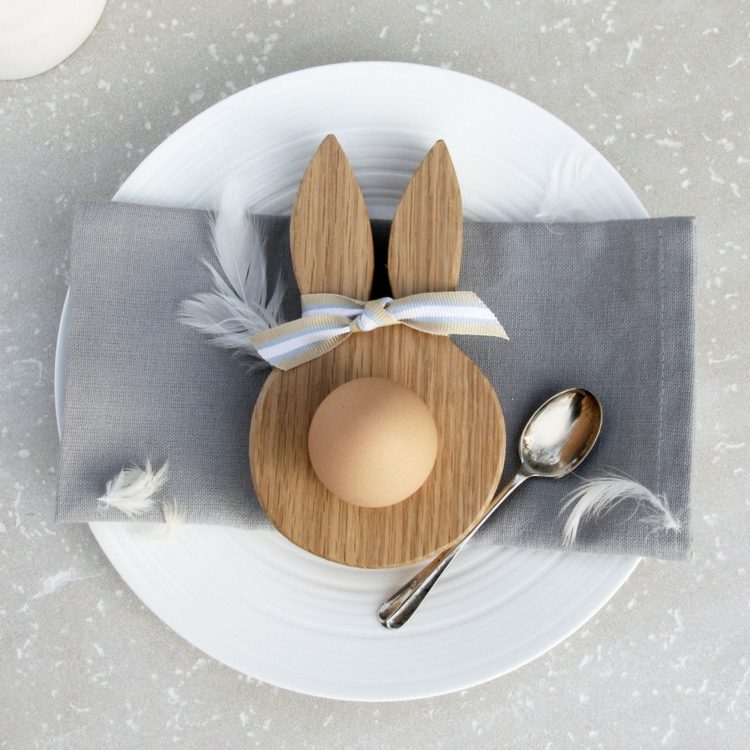 påsk dekoration idéer äggkopp original trä kanin form bordsdekoration