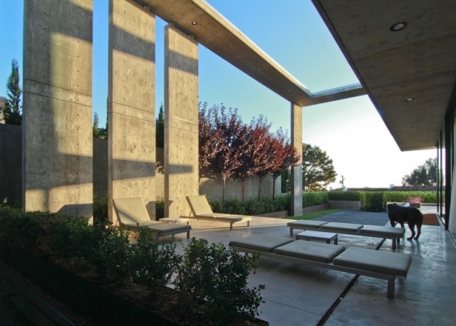 Solstolar betongterrass moderna uteplatsdesignidéer
