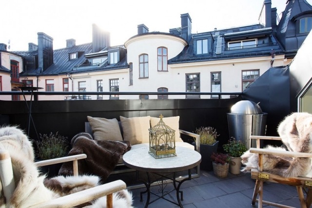 Uteplatsmöbler uteplats balkong idéer kuddar rustika fåtöljer