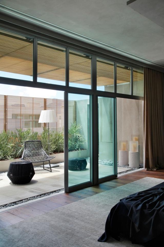 Balkongmöbler-uppsatta idéer stol bord-glasfönster-sovrum