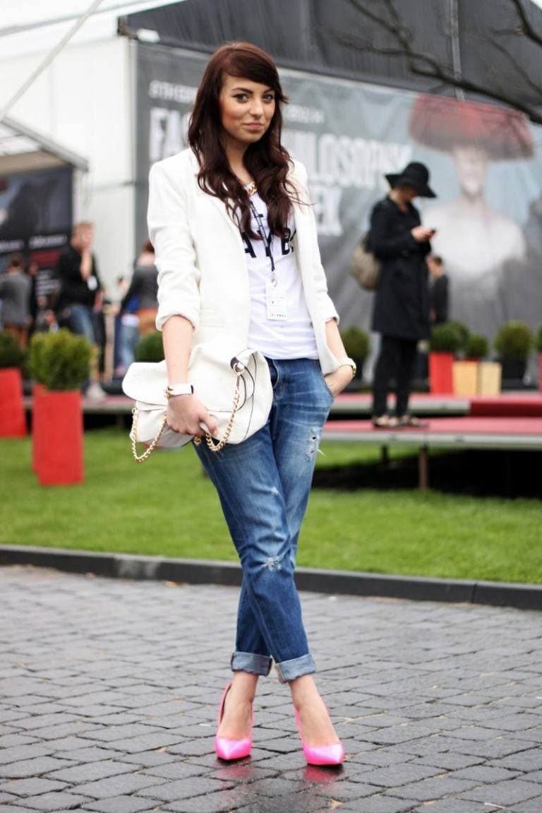 outfits med vit blazer street style jeans blå skor rosa väska