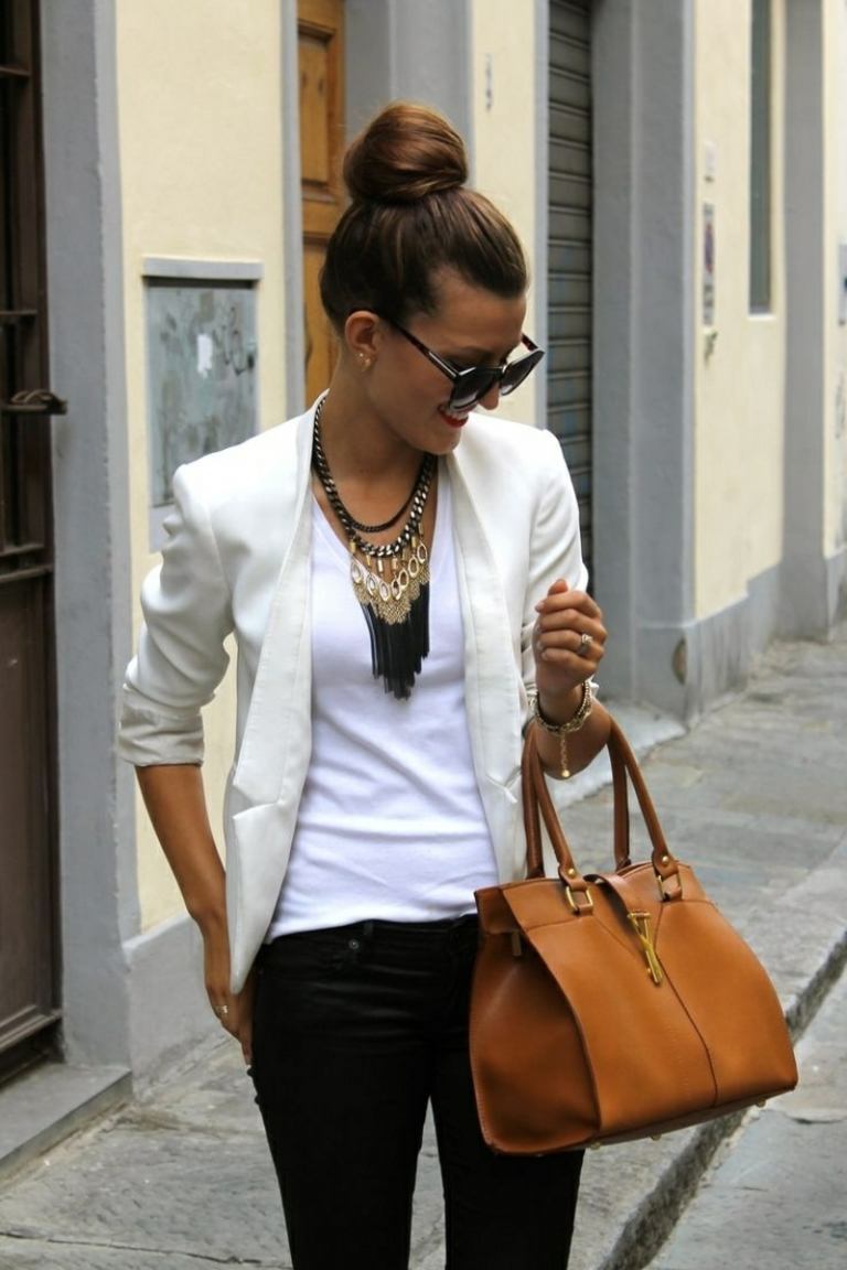 kläder med vit blazer svarta byxor brun läder handväska bulle