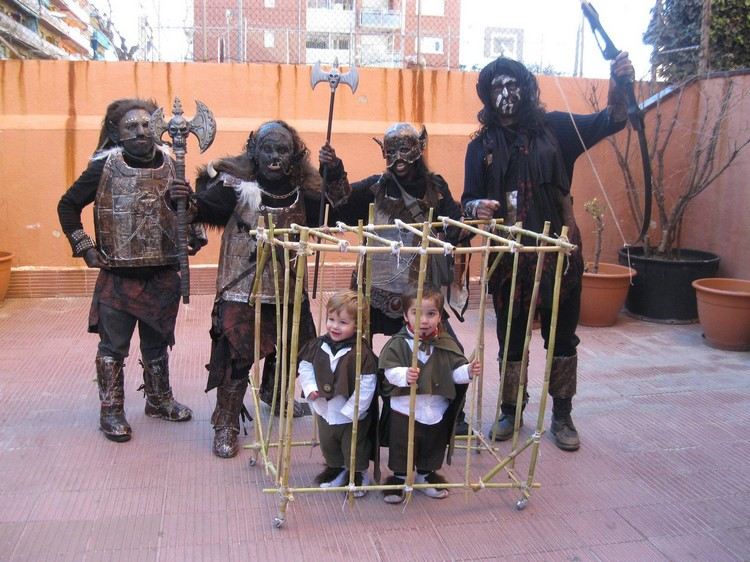 Karnevalsidéer och karnevalskostymer orks-hobbits-kaefig