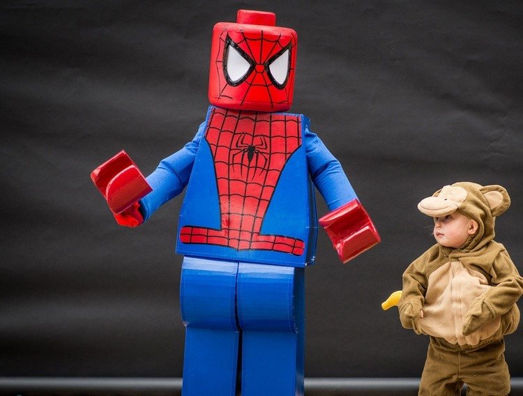 Karnevalskostymer-herrar-Lego-Spiderman-Kostuem