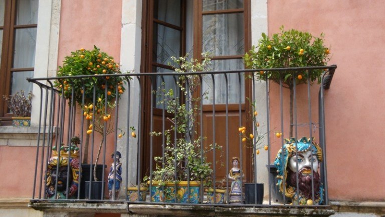 idéer för balkongdesign metallräcke apelsinträd dekorationer