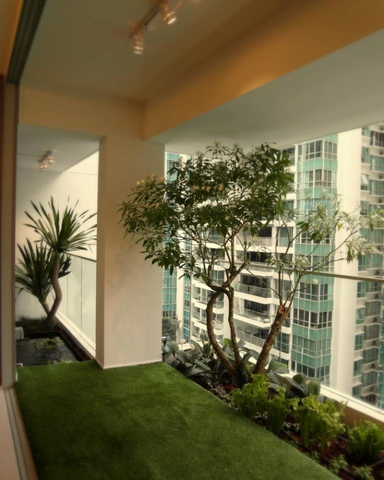 idéer för balkongdesign takläggning konstgräs blomsterbed träddamm