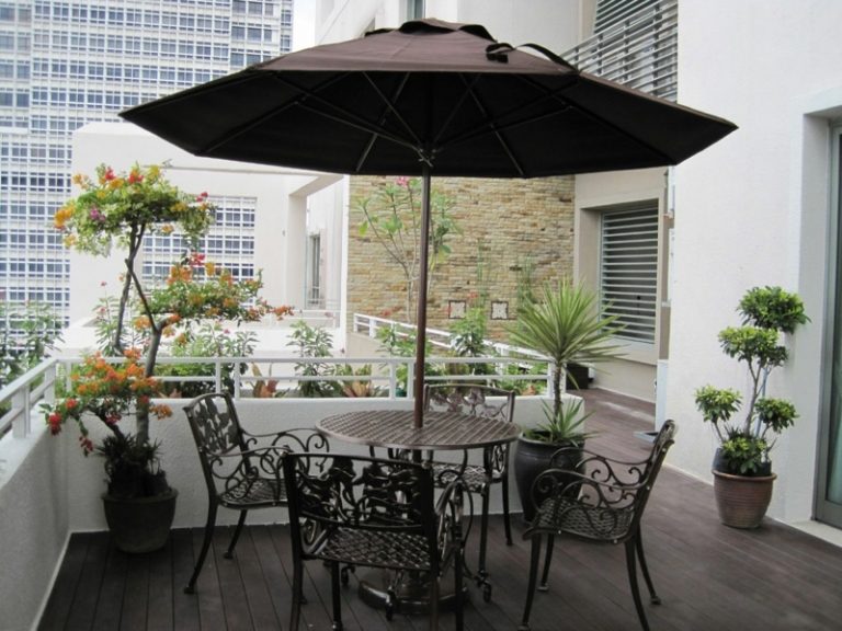 idéer för balkongdesign metallmöbler parasoll parkett växter exotiska