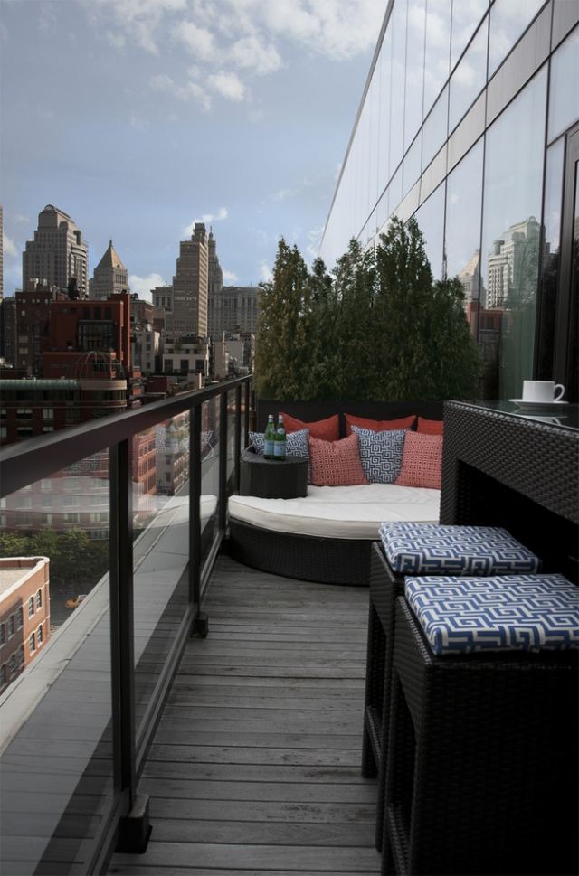 balkong lounge säng design växter glasräcke
