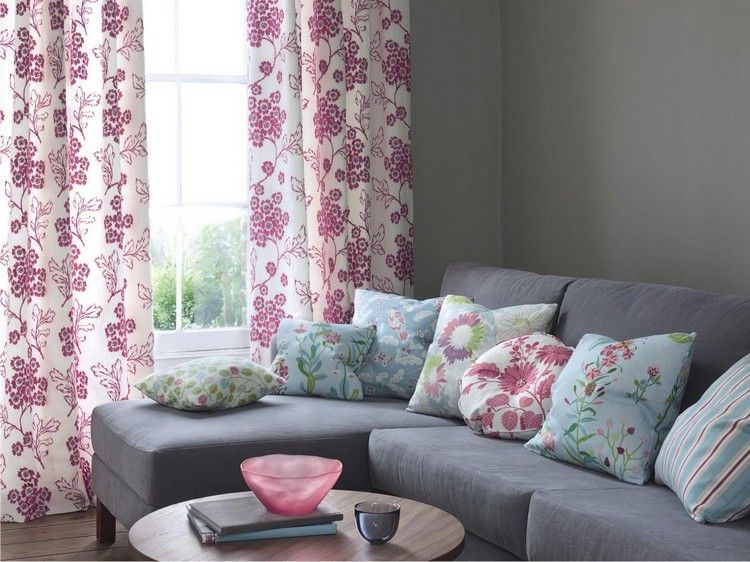 idéer-vardagsrum-målning-grå-vägg-färg-rosa-pastell-blå-accenter