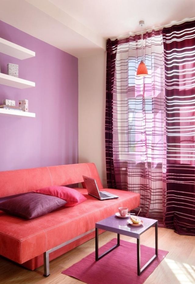 Idéer till vardagsrummet målar lila-accent vägg-gardiner-vita hyllor