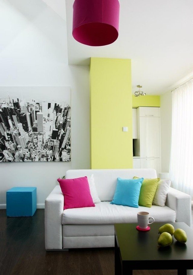 idéer-vardagsrum-målning-accent-grön-gul-vit-soffa
