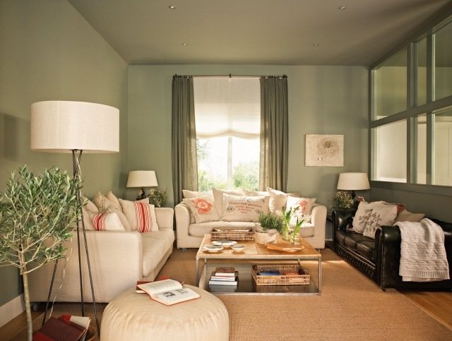 litet vardagsrum-vägg-färg-salvia-grönt-ecru-soffor-naturfibermatta