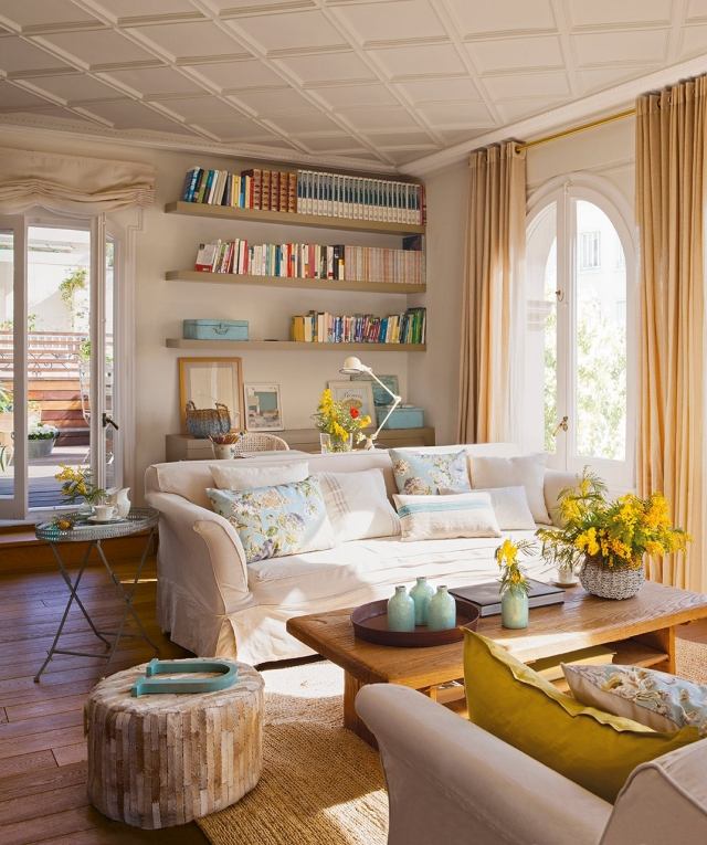 vardagsrum-möbler-ljus-vägg-färg-gul-blå-accenter