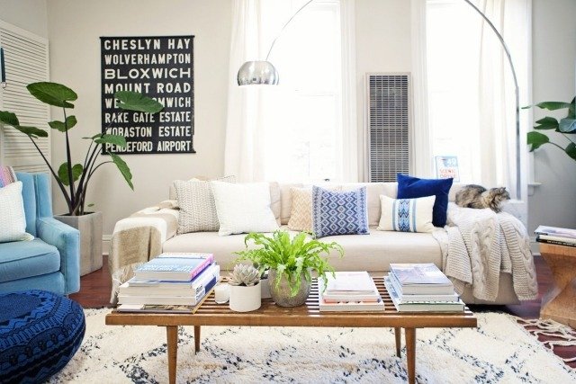vardagsrum-färger-grädde-vit-blå-accenter-trä-soffbord