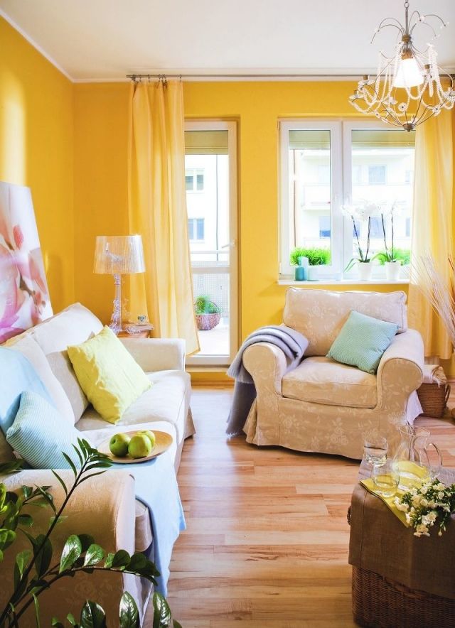 vardagsrum-målning-färg-sol-gul-laminat-golv