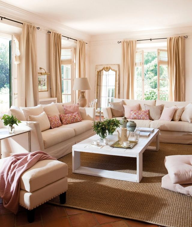 vardagsrum-vägg-färg-grädde-vit-rosa-accenter-beige-gardiner
