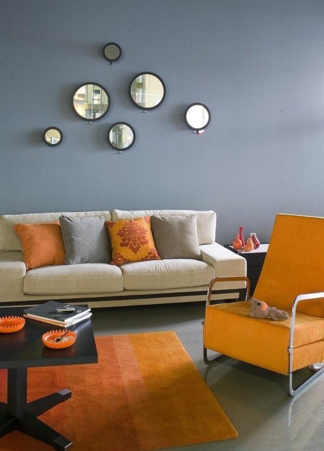 vardagsrum-vägg-färg-grå-orange-accenter-deco-rund-spegel