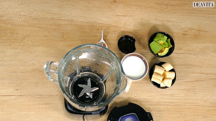 Smoothie recept för viktminskning avokado banan kanel mandelmjölk