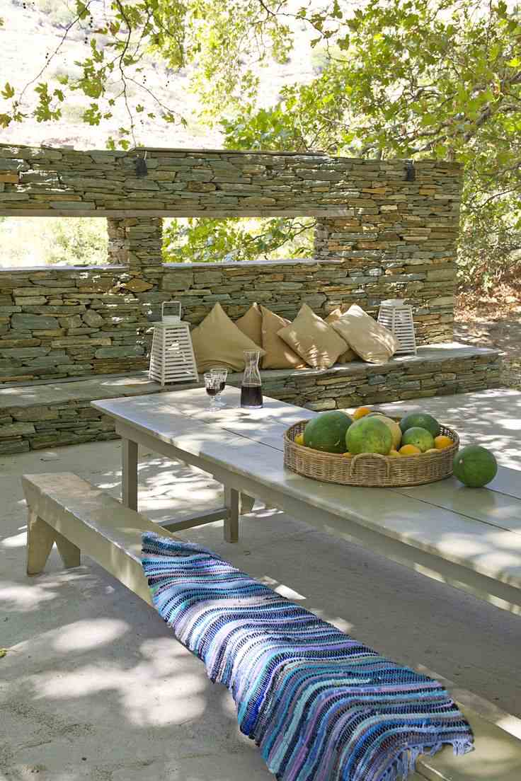 Idéer för terrassdesign natursten vägg-sits-trä-matbord-bänk-medelhavet