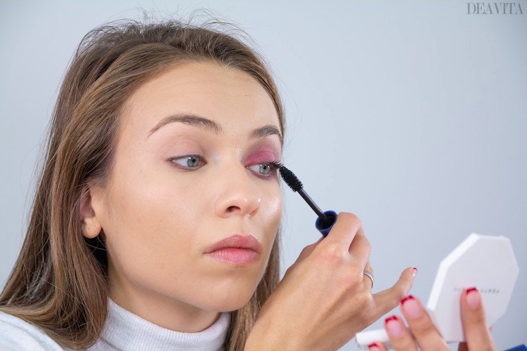 Burgundy ögonskugga party makeup för blå ögon och mörkt blont hår