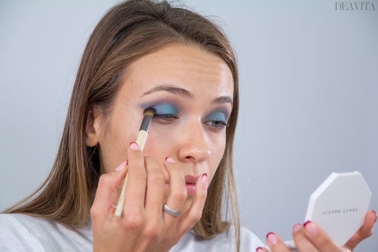 blå ögonskuggsmakeup leta efter fest