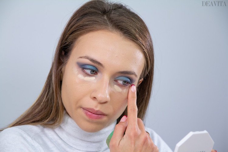 Applicera concealer under ögonen och badda med fingret