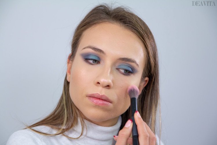 Applicera ögonmakeup i blå nyanser Smokey Eyes Rouge