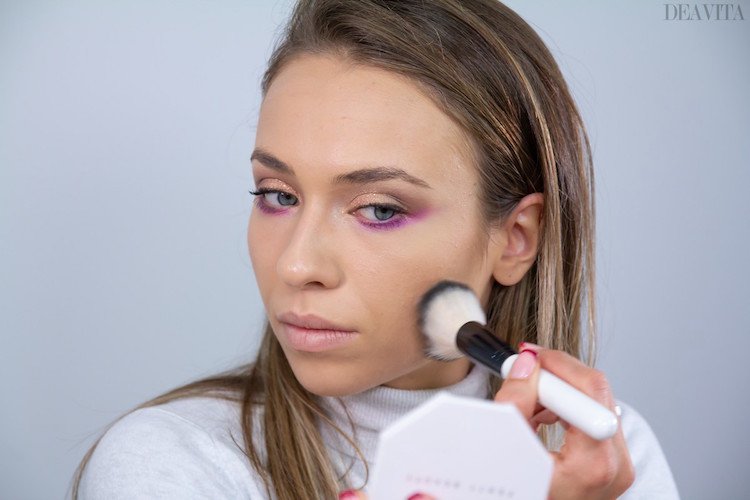 Kvällsmakeup för blå ögon gyllene ögonskugga betonar det nedre ögonlocket med lila