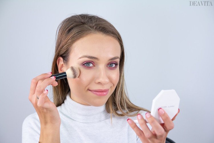 Kvällsmakeupidéer för blå ögon, vinröd läppskugga och nakna läppar