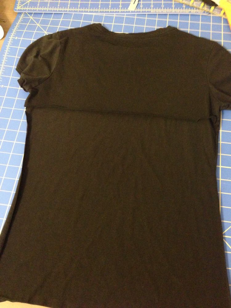 upcycling-idéer-kläder-sy-instruktioner-t-shirt-svart-remodeling