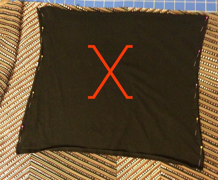upcycling-idéer-kläder-sy-instruktioner-t-shirt-svart-klipp ut