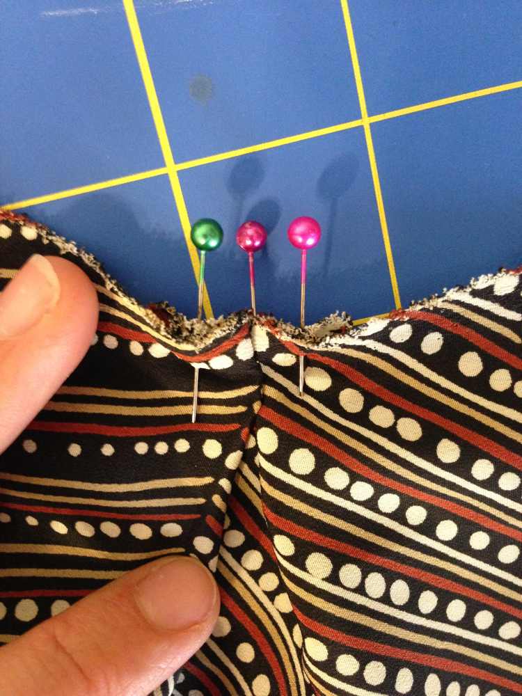 upcycling-idéer-kläder-sy-instruktioner-tyg-färgglada-sy-pins