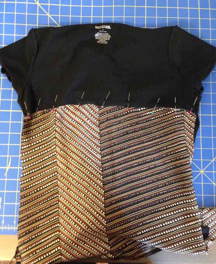 upcycling-idéer-kläder-sy-instruktioner-t-shirt-svart-tyg-stift
