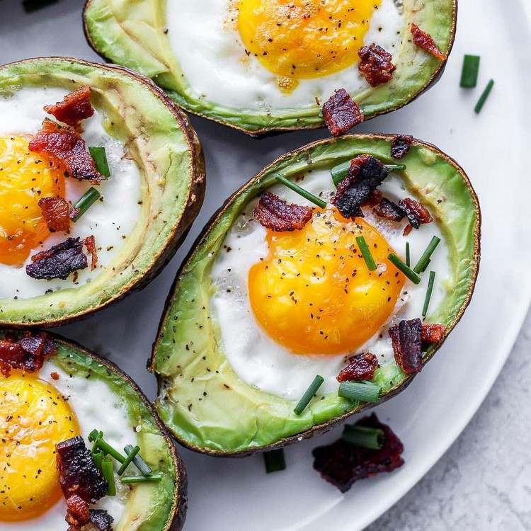 3 ingredienser frukost hälsosam avokado med ägg recept