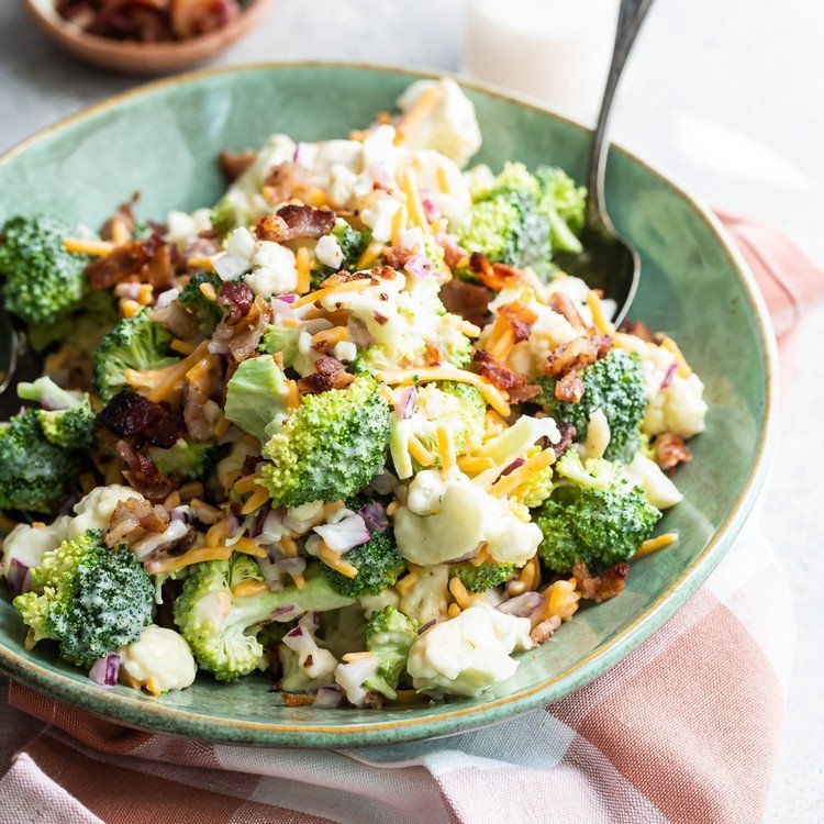 Broccolisallad med lågt kaloriinnehåll med 3 ingredienser