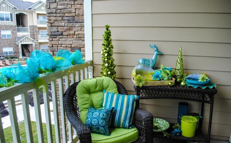 balkongdesign-idéer-sittplatser-trädgårdsmöbler-plast-rotting-grön-turkos-kuddar