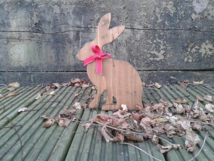 DIY-idéer-påsk-kanin-dekoration-hus-trädgård-trä-dekoration-rosa-band-smple-tdoot