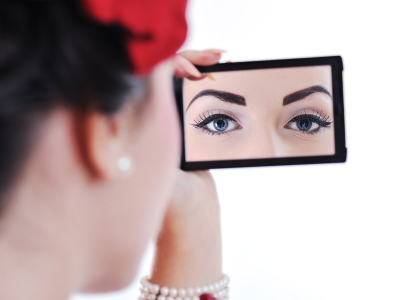 Συμβουλές και κόλπα για μακιγιάζ αρχάριων ματιών για να δείχνετε όμορφη
