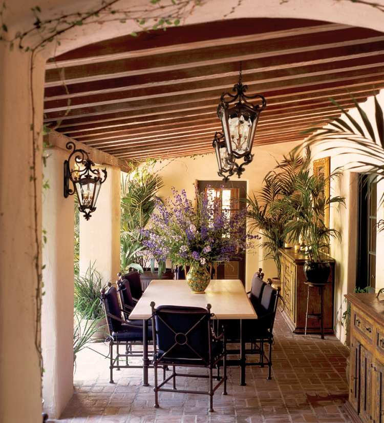 exempel-terrassdesign-toskana-terrakotta-matbord-stolar-träbjälkar-lykta-palmer