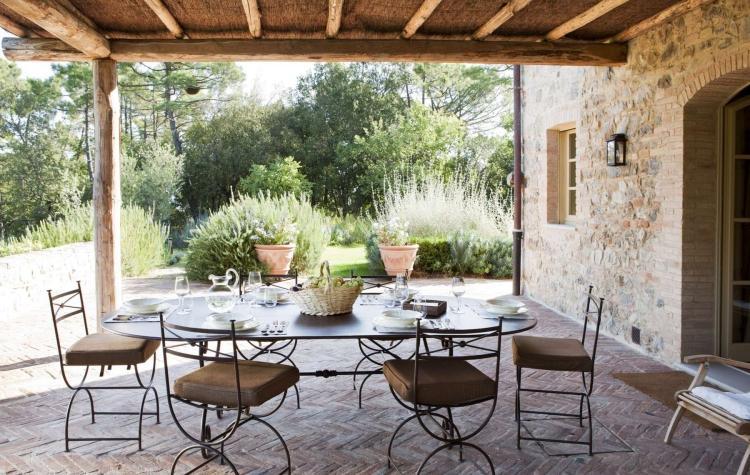 exempel-terrassdesign-Toscana-utemöbler-järn-bord-stolar-kalkstenstak