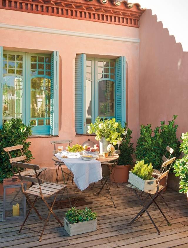 terrass-design-tuscany-stil-järn-möbler-krukväxter