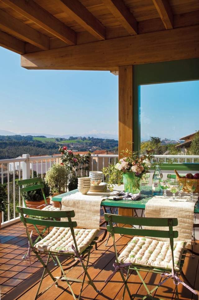 terrass-matplats-grön-smidesjärn-möbler-beige-sittdynor