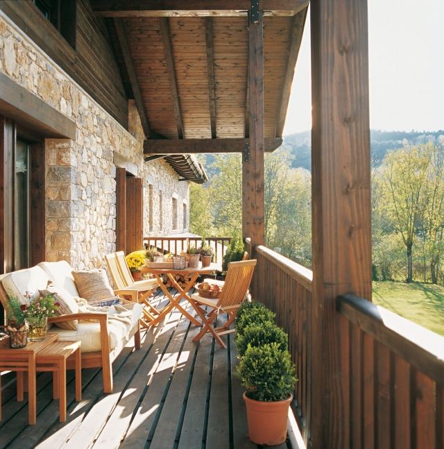 terrassdesign-toskana-stil-trä-möbler-natursten-väggbeklädnad