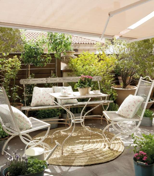 terrassdesign-toskany-stil-smidesjärn-möbler-vit markis