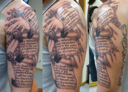 Raamatun täyshihainen tatuointi
