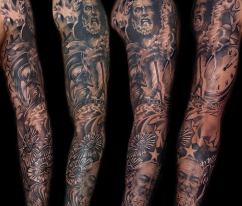 Ihmisen täyshihainen tatuointi