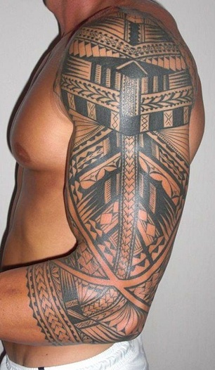Musta heimojen täyshihainen tatuointi