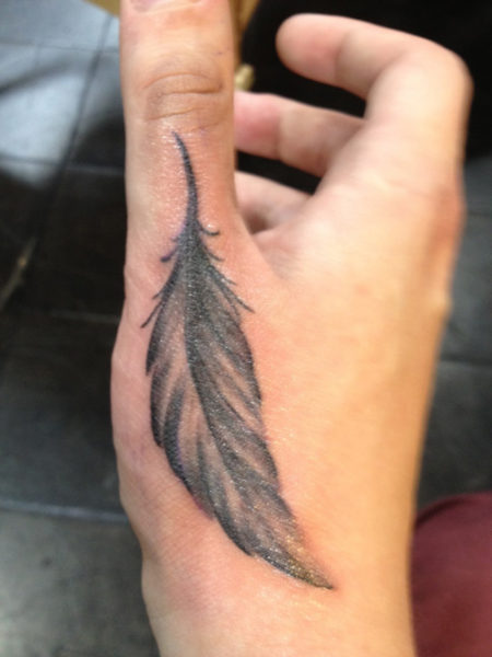Ένα σχέδιο τατουάζ με φτερά στο χέρι