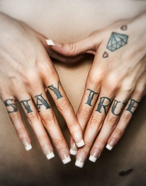 Τατουάζ λέξεις στα δάχτυλα